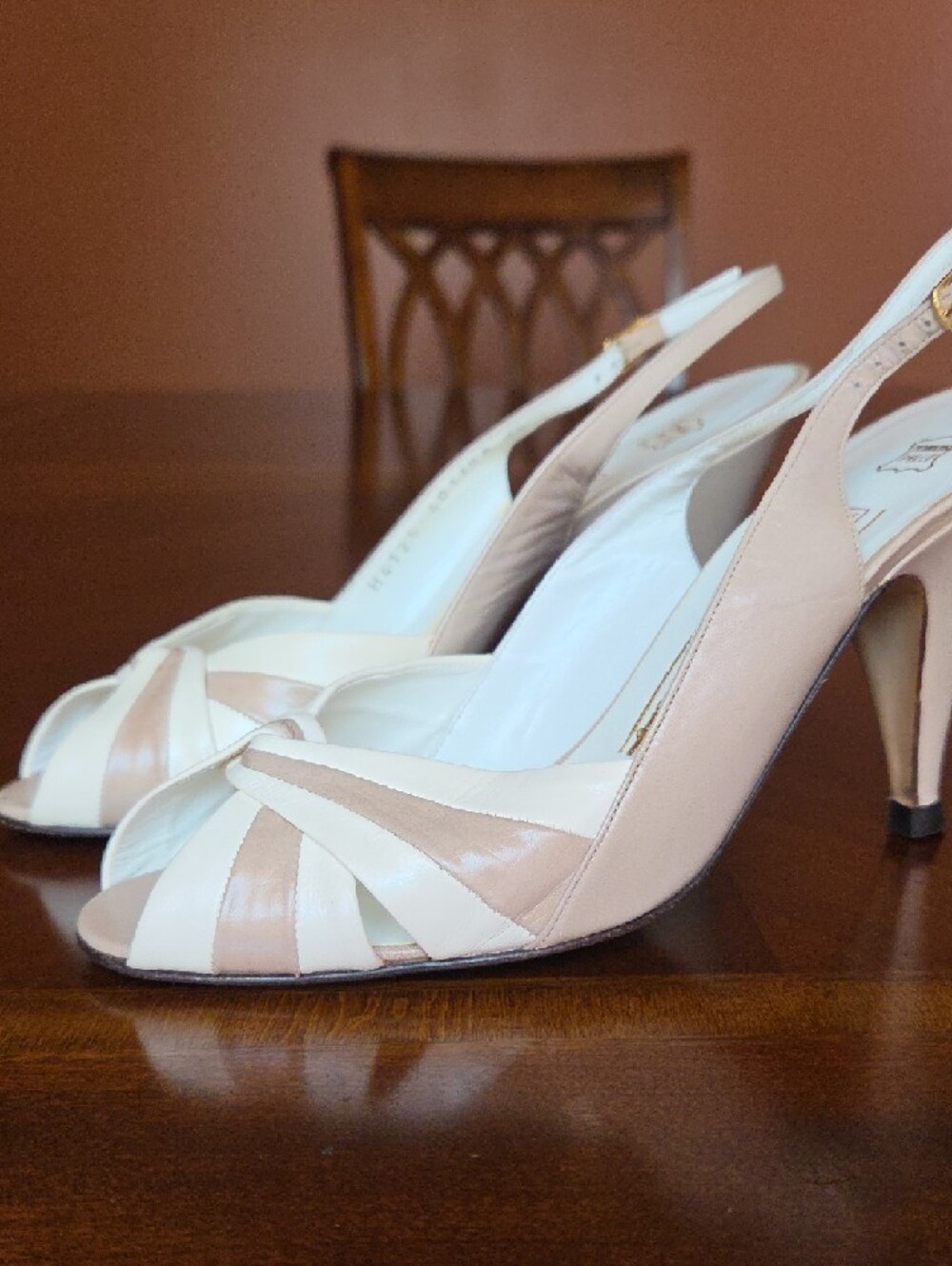 Bruno Magli White and Tan Knotted Slingback ❤️ - Picture 6 of 11
